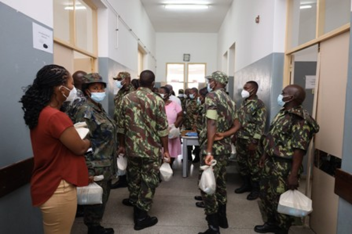 MDN socializa-se com doentes no Hospital Militar de Maputo